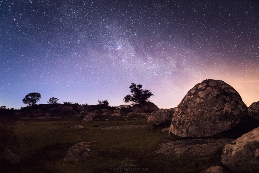 Cielo nocturno oscuro con Vía Láctea visible